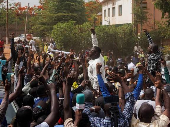 Responsables et citoyens maliens réunis lors d'une assemblée démocratique